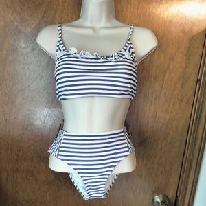 Heat set NWOT M striped ruffled